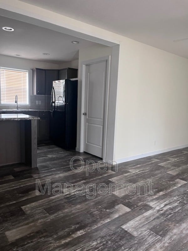 Building Photo - 511 E 1st St