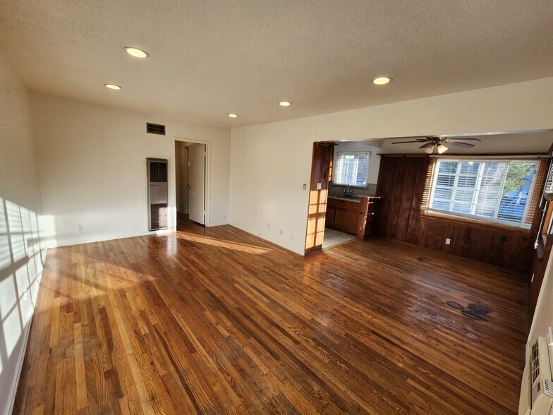 Building Photo - 14227 Moorpark St