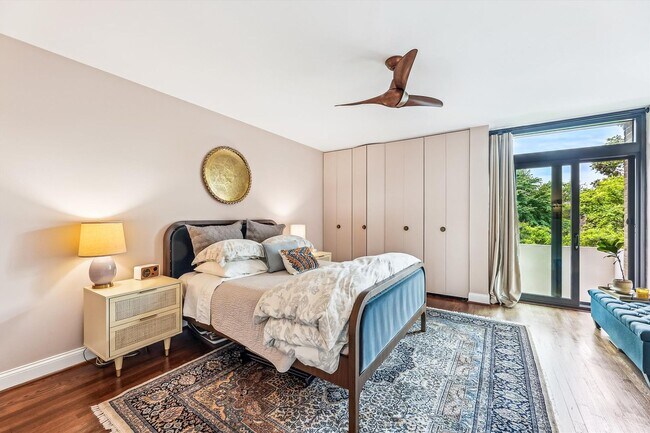 Building Photo - Chic Two-Level Condo in Prime SW Waterfront Location