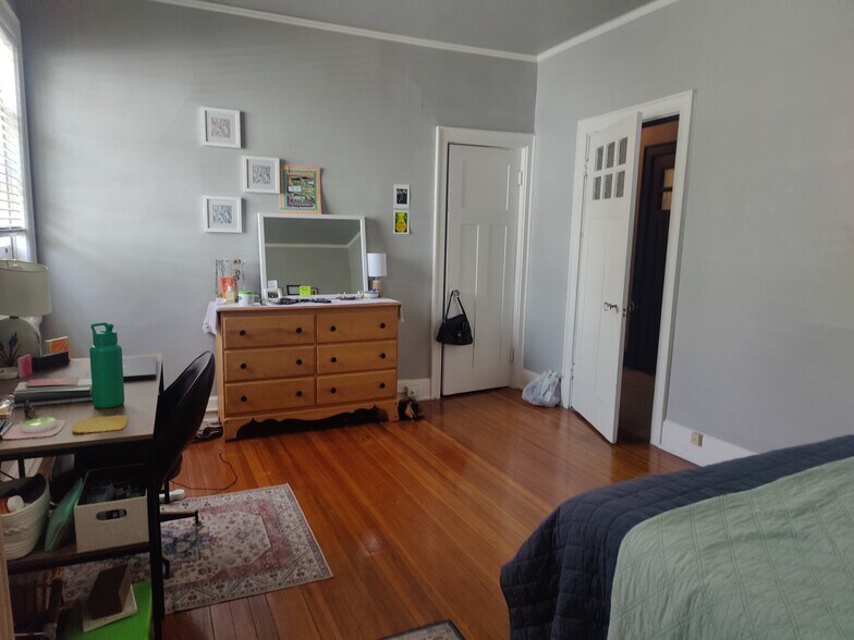 Building Photo - 334 Thrall St