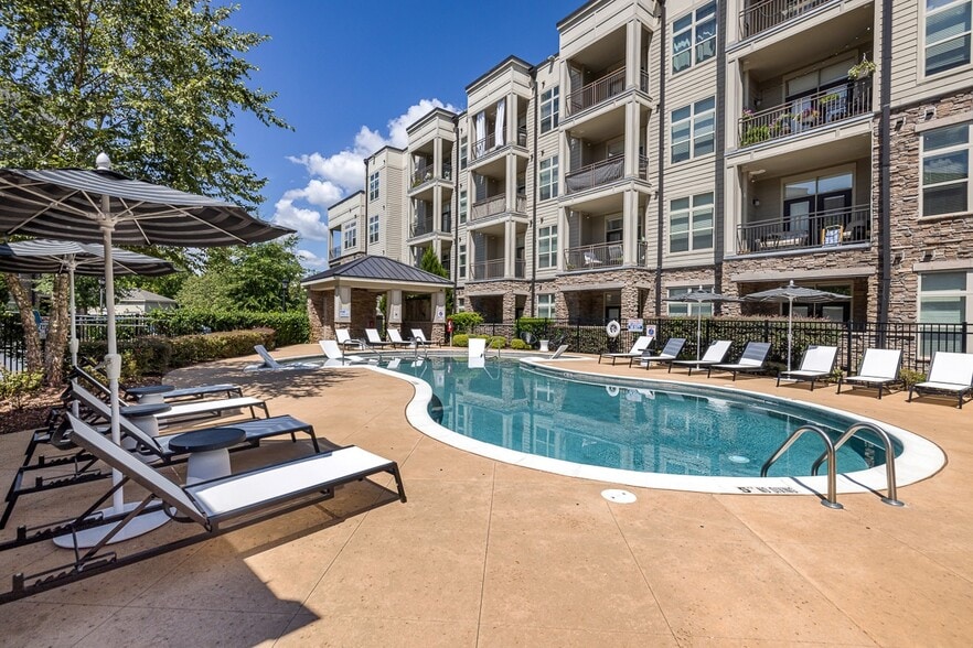 Resort Style Pool with sun shelf - Lofts at Weston Lakeside