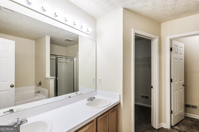 Building Photo - 2585 Lake Royale Dr