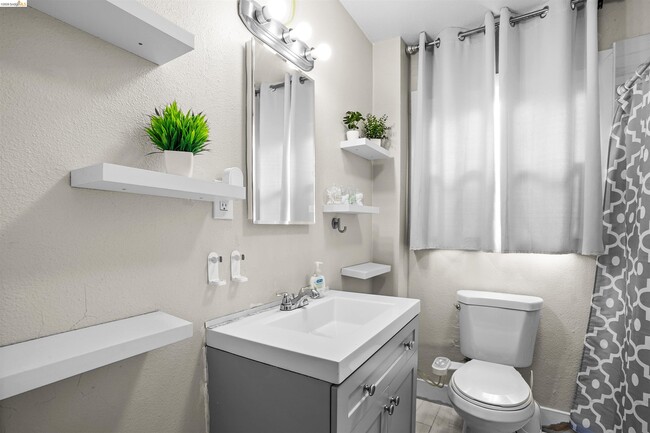 Building Photo - 80 Loma Vista Way