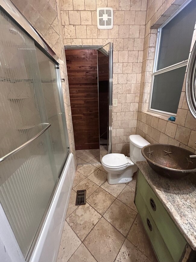 Building Photo - 833 5th Ave N