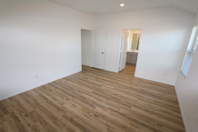 Building Photo - 24030 Steep Climb Dr