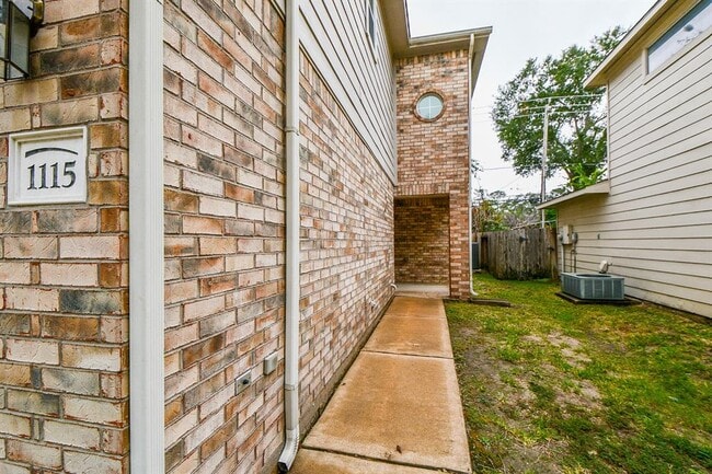 Building Photo - 1115 Eden Park Ln
