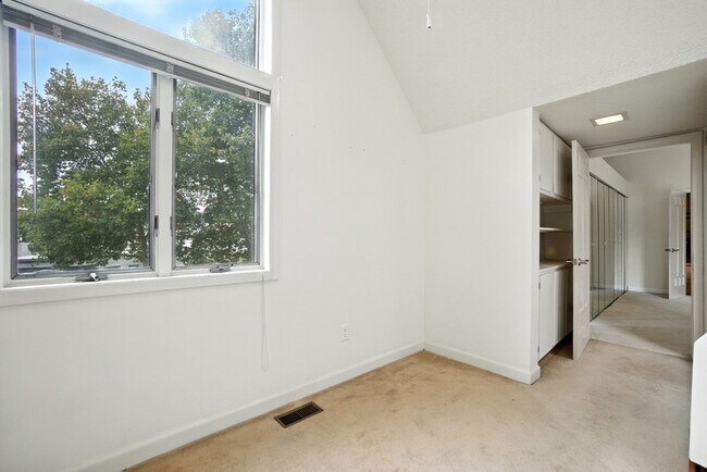 Building Photo - 696 Mowbray Arch