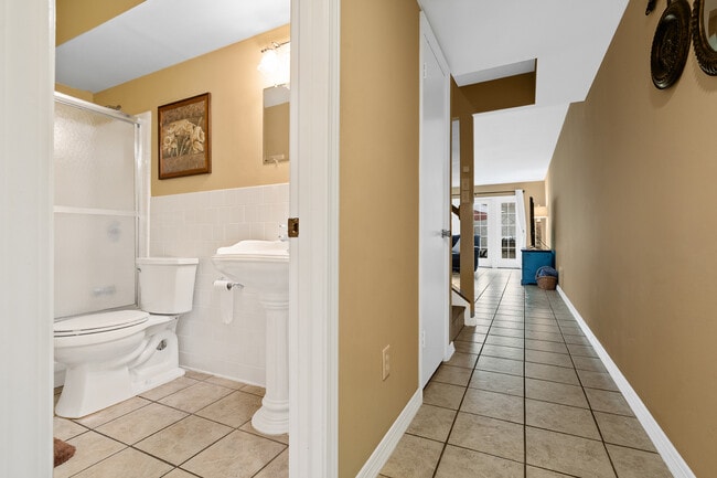 Building Photo - 8426 Williamsburg Cir
