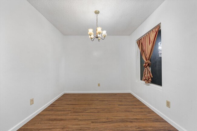 Building Photo - Spacious Condo Near Bakersfield College – Prime Location!