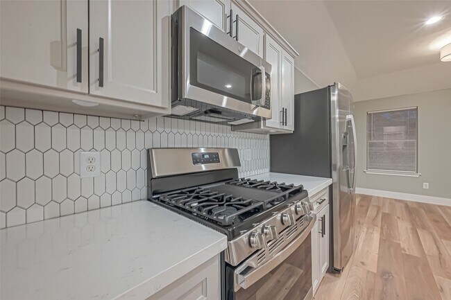 Building Photo - 2 Garden Lodge Pl