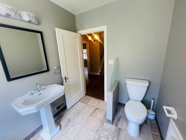 Building Photo - Gorgeous 3bed/2bath home in East Sac
