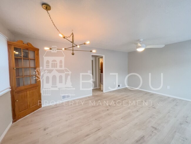 Building Photo - Located Close to Memorial Park!