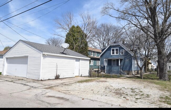 Building Photo - 625 S 61st St