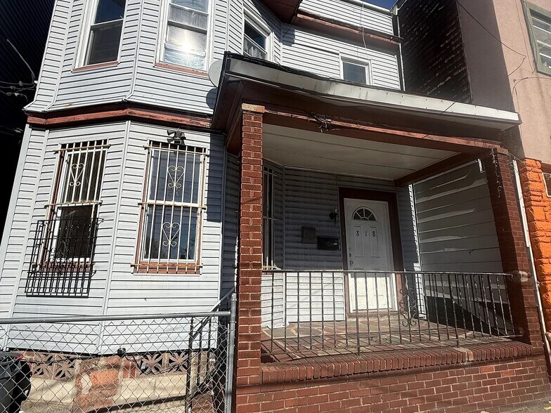 Building Photo - 818 Communipaw Ave