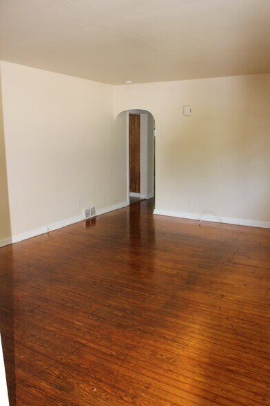 Building Photo - 320 Victoria St