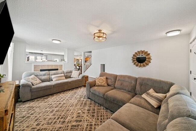 Building Photo - 5 Bedroom Home in Red Feather Estates - Me...
