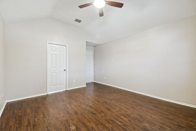 Building Photo - 4 Bedroom Single Family in Crossroads
