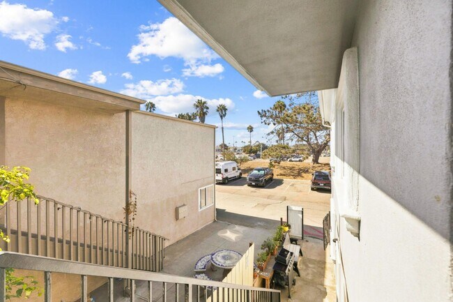 Building Photo - 829 San Fernando Pl