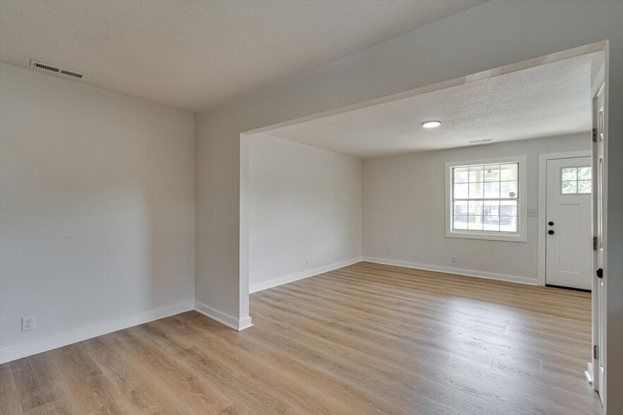 Building Photo - 190 E Leawood Ave