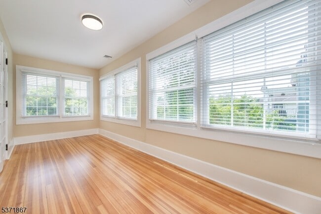 Building Photo - 50 Walnut Crescent