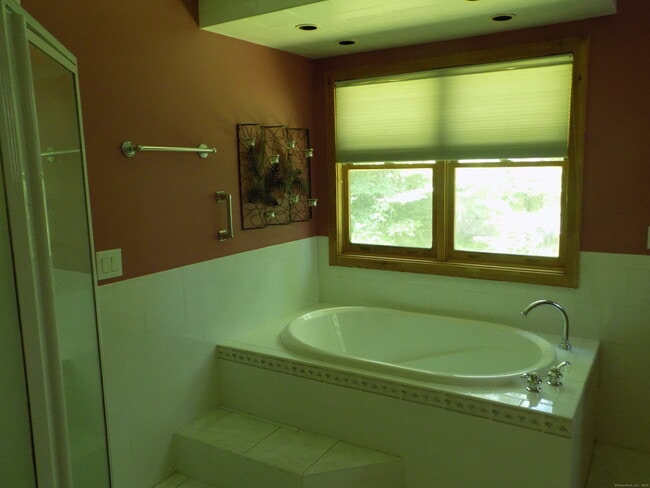 Building Photo - 5 Acorn Ln