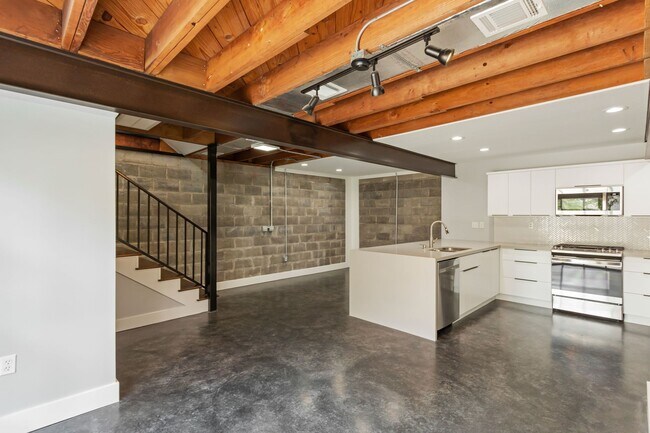 Building Photo - 2005 Portsmouth St