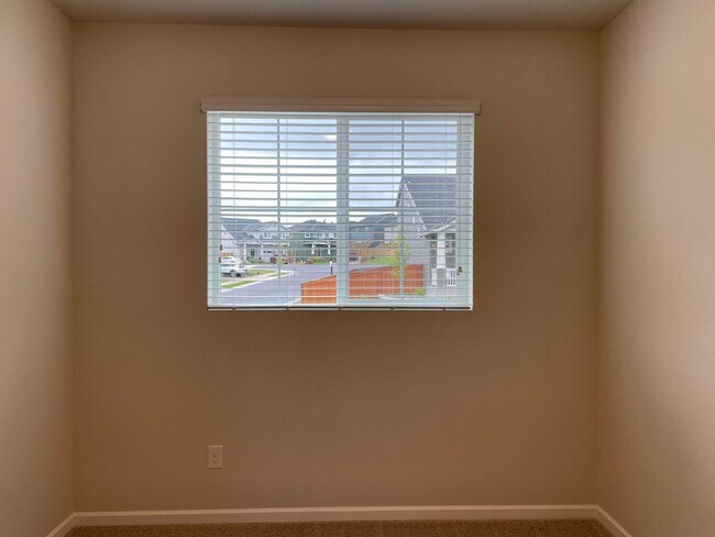 Building Photo - Beautiful 4 Bedroom 2.5 Bath Home Located ...