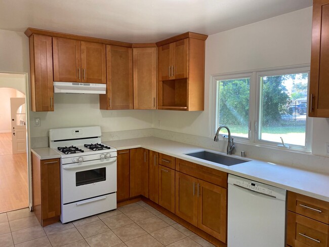 Building Photo - Beautiful 3 bedroom 2 bathroom in La Canada