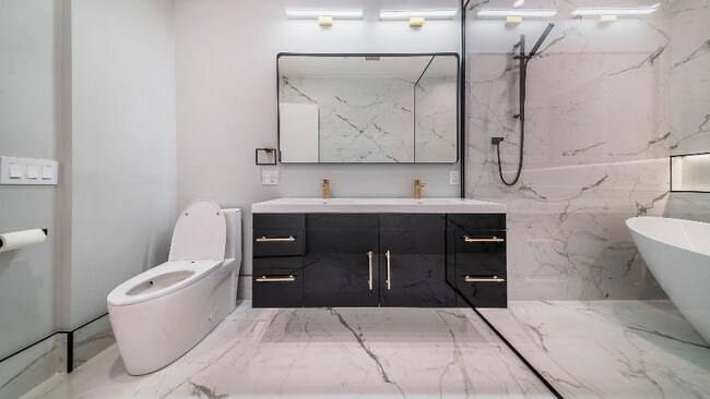 Building Photo - 2024 W Irving Park Rd