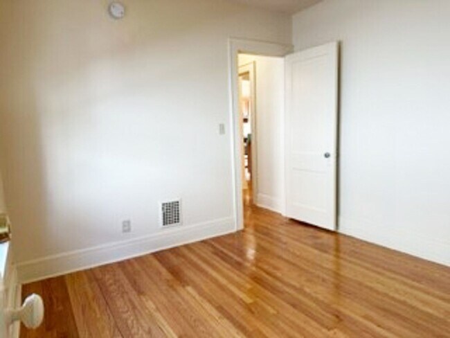 Building Photo - Newly Renovated Bright 2nd Floor Flat - 6/...