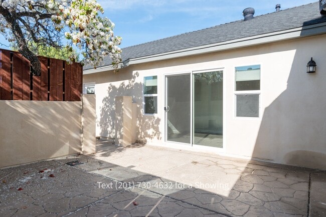 Building Photo - 4 Bedroom, 2 Bath House with Garage