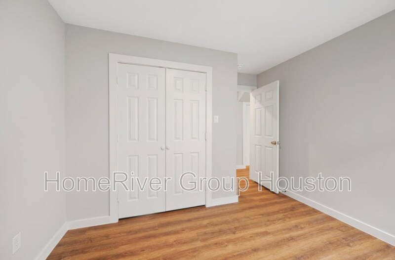 Building Photo - 8217 Crestview Dr