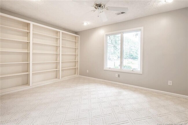 Building Photo - 789 Daphne Ln