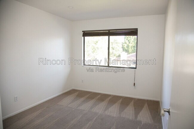 Building Photo - 584 Doyle Ln