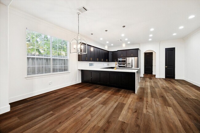 Primary Photo - 5406 Darling St