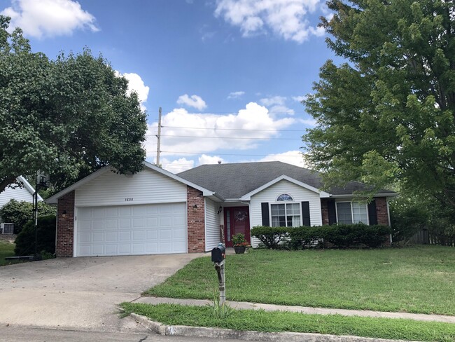 Primary Photo - 1608 Apple Valley Ct