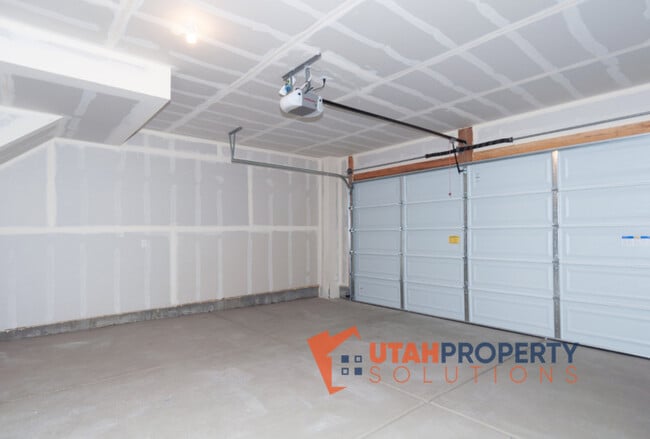 Building Photo - 1055 W 400 S