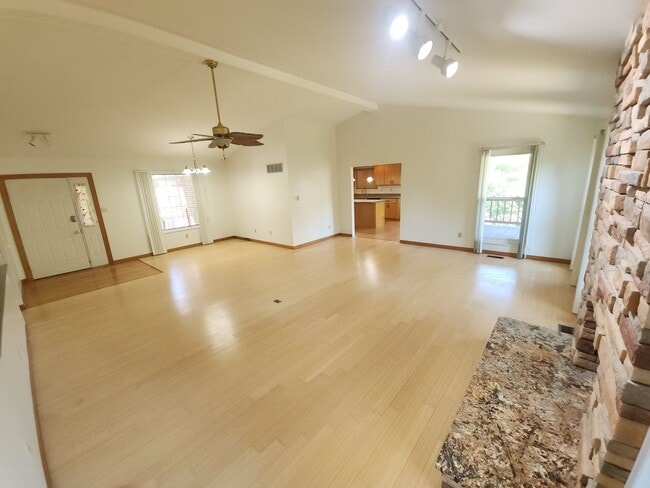 Building Photo - Spacious Home in Ladue Schools
