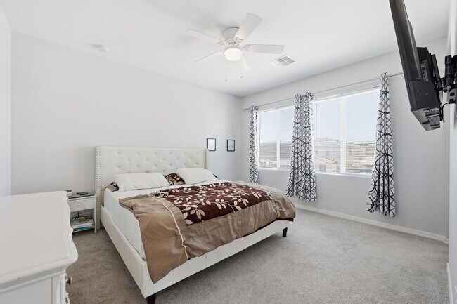 Building Photo - 997 S 150th Dr