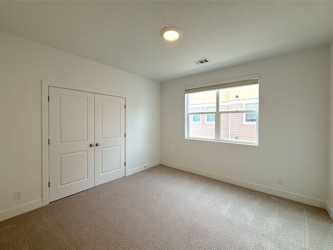 Building Photo - Desert Color Condo 2 bd, 2 bt, 1 Car Garage