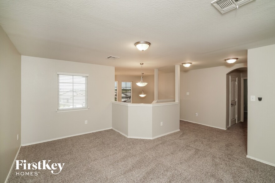 Building Photo - 1013 DUMFRIES Dr