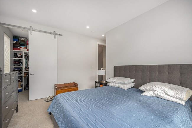 Building Photo - End unit 2bed/2.5 bath plus bonus office/r...