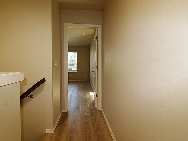 Building Photo - Modern 3x2.5 End Unit Townhome Retreat in NE Bend