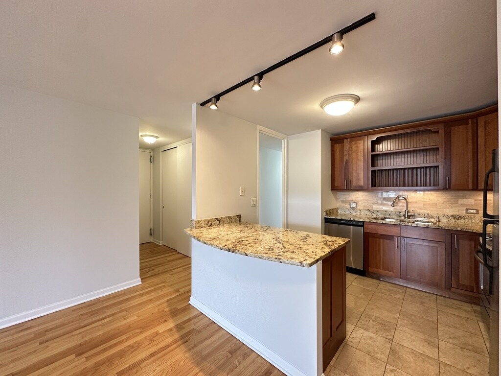 Building Photo - 1442 N Dearborn St