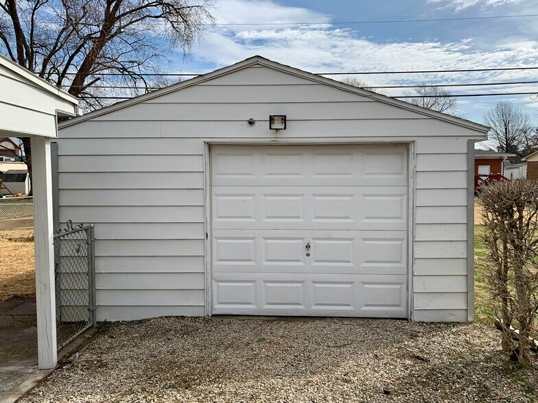 Building Photo - 112 Polster Dr