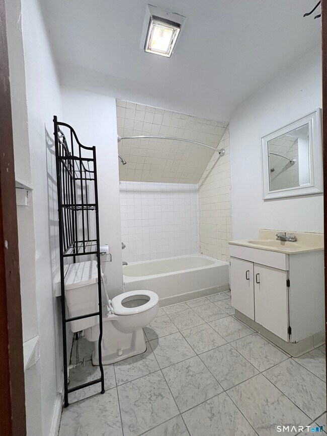 Building Photo - 792 Elm St