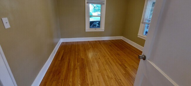1st floor front bedroom - 2916 Woodleigh St