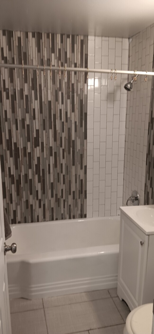 Building Photo - 548 E Woodrow St