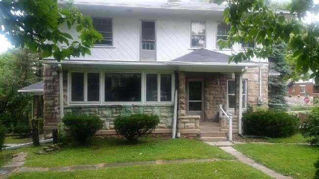 Building Photo - 5 BD/2BA Home next to Kirkwood with fenced...