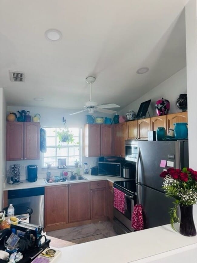 Building Photo - 2 Bedroom Condo in Pine Haven